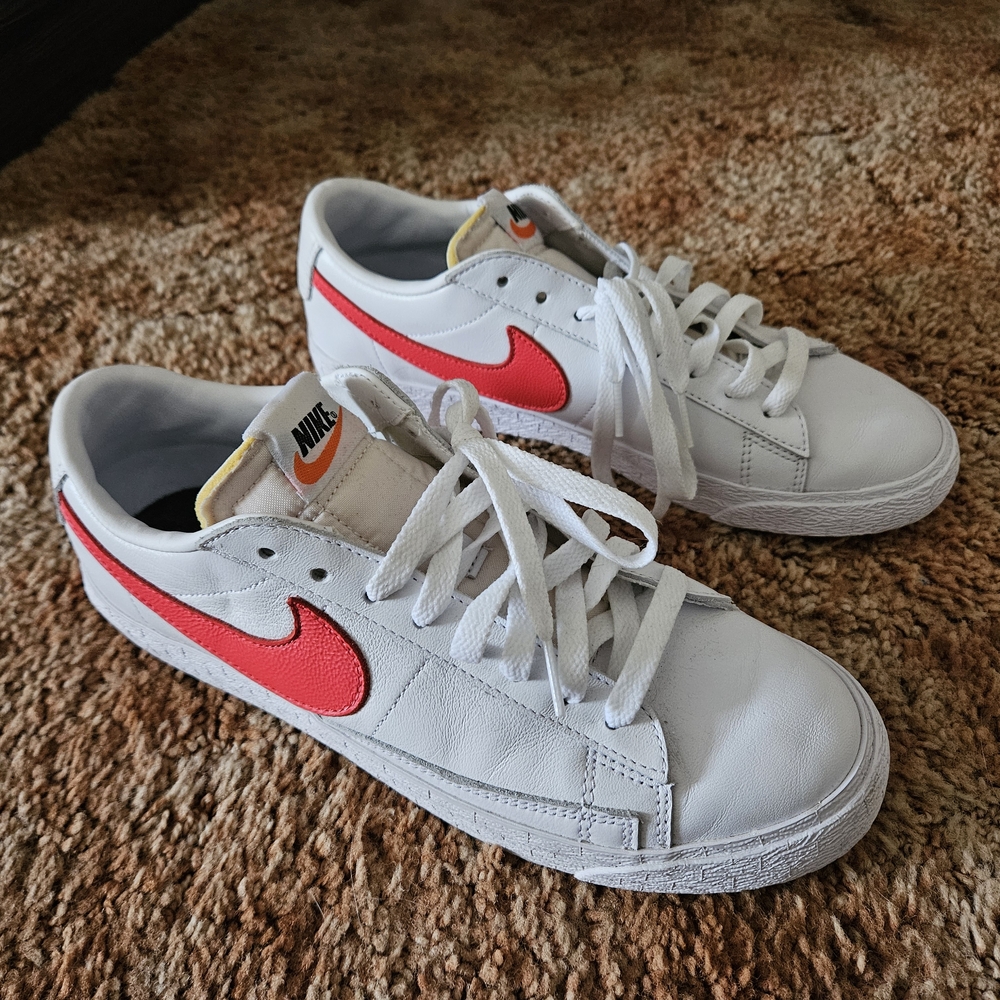 Nike White and Red Sneakers Classic Low-Top Design